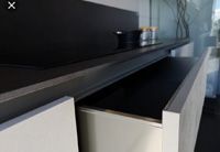 Sin tiradores (integrados en el mueble)